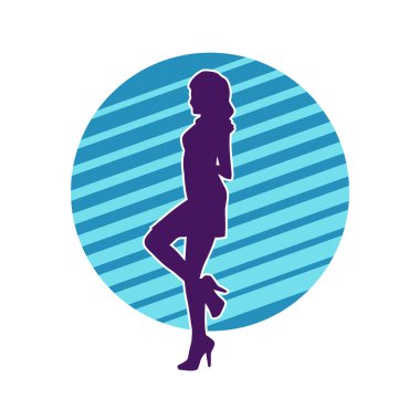 Hareketli pozlarda mini etek giyen bir kadın dansçının silueti. Zayıf bir kadının silueti mutlu bir şekilde dans ediyor..