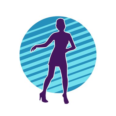 Hareketli pozlarda mini etek giyen bir kadın dansçının silueti. Zayıf bir kadının silueti mutlu bir şekilde dans ediyor..