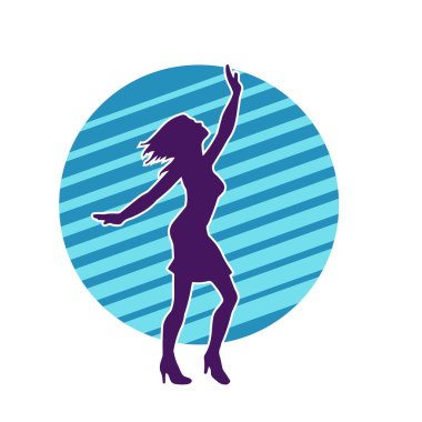 Hareketli pozlarda mini etek giyen bir kadın dansçının silueti. Zayıf bir kadının silueti mutlu bir şekilde dans ediyor..