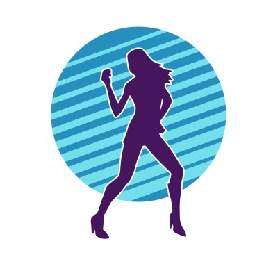 Hareketli pozlarda mini etek giyen bir kadın dansçının silueti. Zayıf bir kadının silueti mutlu bir şekilde dans ediyor..