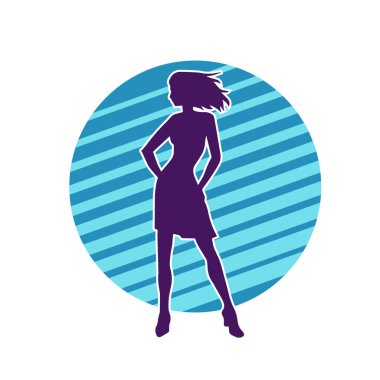 Hareketli pozlarda mini etek giyen bir kadın dansçının silueti. Zayıf bir kadının silueti mutlu bir şekilde dans ediyor..