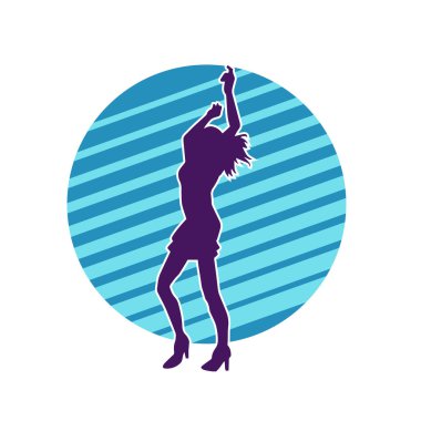 Hareketli pozlarda mini etek giyen bir kadın dansçının silueti. Zayıf bir kadının silueti mutlu bir şekilde dans ediyor..