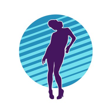 Hareketli pozlarda mini etek giyen bir kadın dansçının silueti. Zayıf bir kadının silueti mutlu bir şekilde dans ediyor..