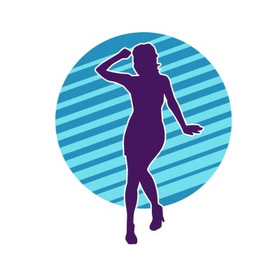 Hareketli pozlarda mini etek giyen bir kadın dansçının silueti. Zayıf bir kadının silueti mutlu bir şekilde dans ediyor..