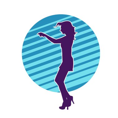 Hareketli pozlarda mini etek giyen bir kadın dansçının silueti. Zayıf bir kadının silueti mutlu bir şekilde dans ediyor..