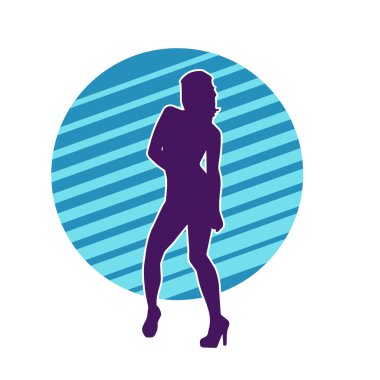 Hareketli pozlarda mini etek giyen bir kadın dansçının silueti. Zayıf bir kadının silueti mutlu bir şekilde dans ediyor..