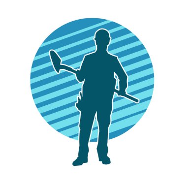 Kürek taşıyan bir işçinin silüeti. Bir işçinin hareket halindeki silueti kürek aracı kullanarak poz verir.