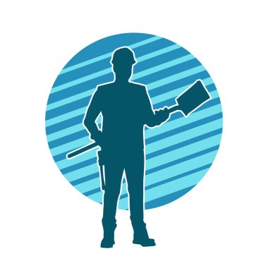 Kürek taşıyan bir işçinin silüeti. Bir işçinin hareket halindeki silueti kürek aracı kullanarak poz verir.