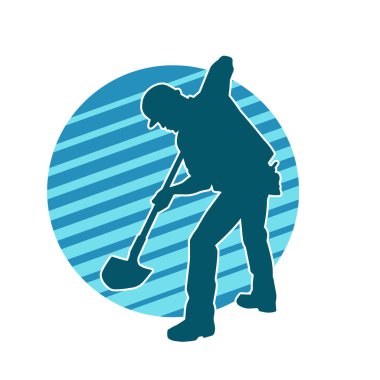 Kürek taşıyan bir işçinin silüeti. Bir işçinin hareket halindeki silueti kürek aracı kullanarak poz verir.