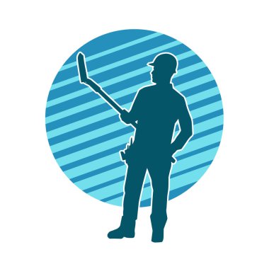 Kürek taşıyan bir işçinin silüeti. Bir işçinin hareket halindeki silueti kürek aracı kullanarak poz verir.