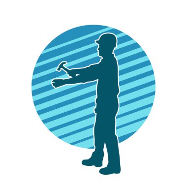 Çekiç aleti taşıyan bir işçinin silüeti. Hareket halindeki bir işçinin silueti çekiç aleti ile poz verir.