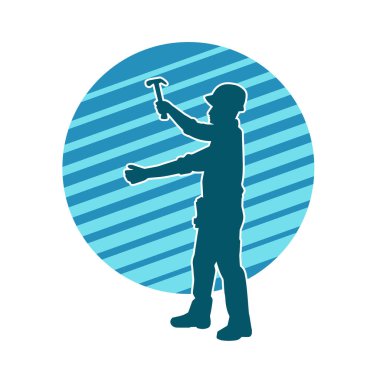 Çekiç aleti taşıyan bir işçinin silüeti. Hareket halindeki bir işçinin silueti çekiç aleti ile poz verir.