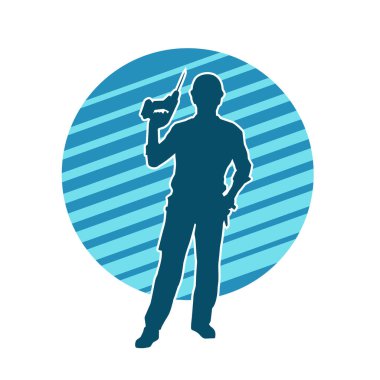 Matkap aletleri taşıyan inşaat işçisi kostümlü bir adamın silueti. İnşaat işçisi erkek silueti elektrikli matkapla hareket halinde poz veriyor. 