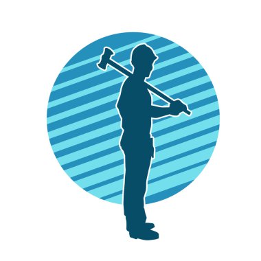 Çalışan bir işçinin silueti balyoz aletini kullanarak hareket halinde poz verir.