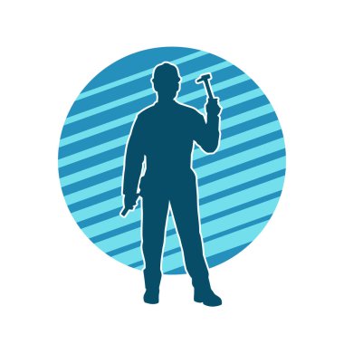 Çekiç aleti taşıyan bir işçinin silüeti. Hareket halindeki bir işçinin silueti çekiç aleti ile poz verir.