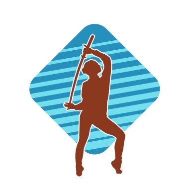 Bir kadın dövüşçünün silueti kılıç taşırken poz veriyor..