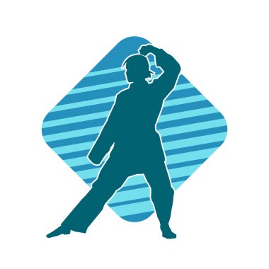 Dövüş sanatları yapan zayıf bir kadının silueti. Dövüş sanatlarında çalışan bir kadının silueti..