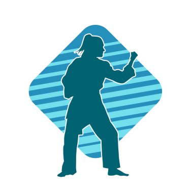 Dövüş sanatları yapan zayıf bir kadının silueti. Dövüş sanatlarında çalışan bir kadının silueti..