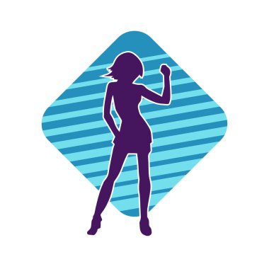 Hareketli pozlarda mini etek giyen bir kadın dansçının silueti. Zayıf bir kadının silueti mutlu bir şekilde dans ediyor..