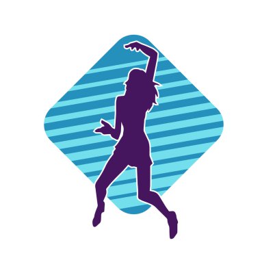 Hareketli pozlarda mini etek giyen bir kadın dansçının silueti. Zayıf bir kadının silueti mutlu bir şekilde dans ediyor..