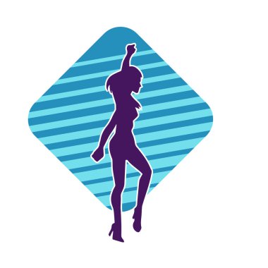 Hareketli pozlarda mini etek giyen bir kadın dansçının silueti. Zayıf bir kadının silueti mutlu bir şekilde dans ediyor..