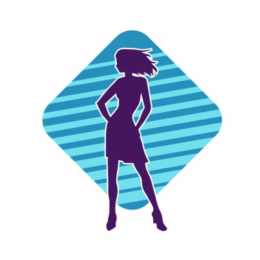 Hareketli pozlarda mini etek giyen bir kadın dansçının silueti. Zayıf bir kadının silueti mutlu bir şekilde dans ediyor..