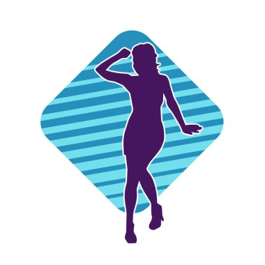 Hareketli pozlarda mini etek giyen bir kadın dansçının silueti. Zayıf bir kadının silueti mutlu bir şekilde dans ediyor..