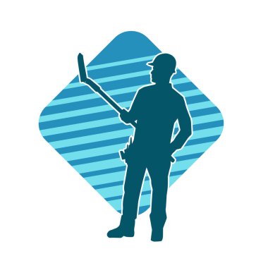 Kürek taşıyan bir işçinin silüeti. Bir işçinin hareket halindeki silueti kürek aracı kullanarak poz verir.