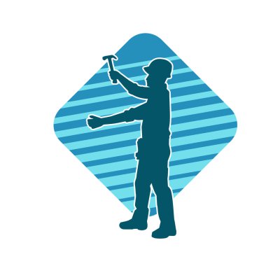 Çekiç aleti taşıyan bir işçinin silüeti. Hareket halindeki bir işçinin silueti çekiç aleti ile poz verir.