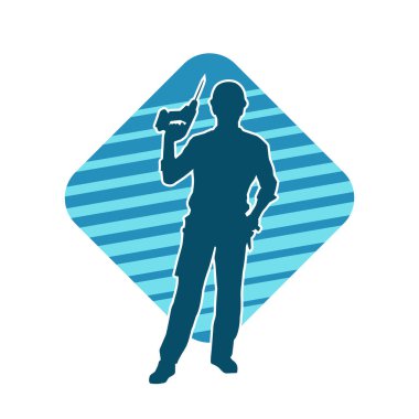 Matkap aletleri taşıyan inşaat işçisi kostümlü bir adamın silueti. İnşaat işçisi erkek silueti elektrikli matkapla hareket halinde poz veriyor. 