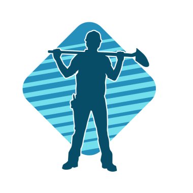 Kürek taşıyan bir işçinin silüeti. Bir işçinin hareket halindeki silueti kürek aracı kullanarak poz verir.