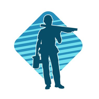 Tahta taşıyan bir inşaat işçisinin silueti..