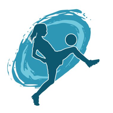 Topa vuran bayan futbolcunun silueti. Hareketli bir futbolcu kadının silueti..