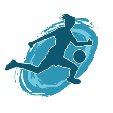 Topa vuran bayan futbolcunun silueti. Hareketli bir futbolcu kadının silueti..