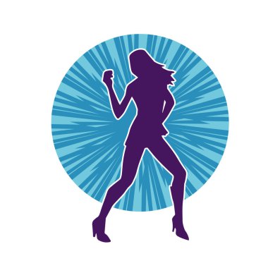 Hareketli pozlarda mini etek giyen bir kadın dansçının silueti. Zayıf bir kadının silueti mutlu bir şekilde dans ediyor..