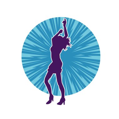 Hareketli pozlarda mini etek giyen bir kadın dansçının silueti. Zayıf bir kadının silueti mutlu bir şekilde dans ediyor..