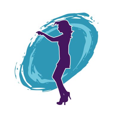 Hareketli pozlarda mini etek giyen bir kadın dansçının silueti. Zayıf bir kadının silueti mutlu bir şekilde dans ediyor..