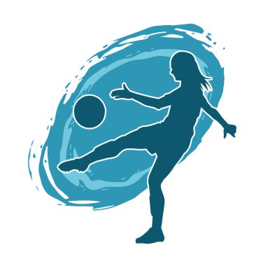 Topa vuran bayan futbolcunun silueti. Hareketli bir futbolcu kadının silueti..