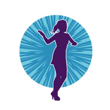 Hareketli pozlarda mini etek giyen bir kadın dansçının silueti. Zayıf bir kadının silueti mutlu bir şekilde dans ediyor..