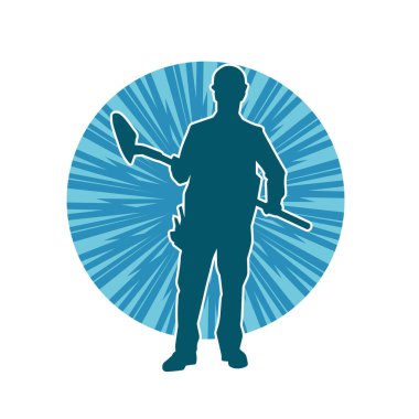 Kürek taşıyan bir işçinin silüeti. Bir işçinin hareket halindeki silueti kürek aracı kullanarak poz verir.