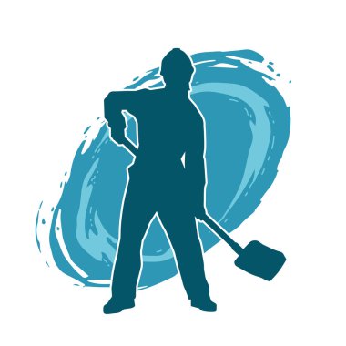 Kürek taşıyan bir işçinin silüeti. Bir işçinin hareket halindeki silueti kürek aracı kullanarak poz verir.