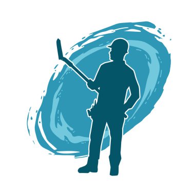 Kürek taşıyan bir işçinin silüeti. Bir işçinin hareket halindeki silueti kürek aracı kullanarak poz verir.