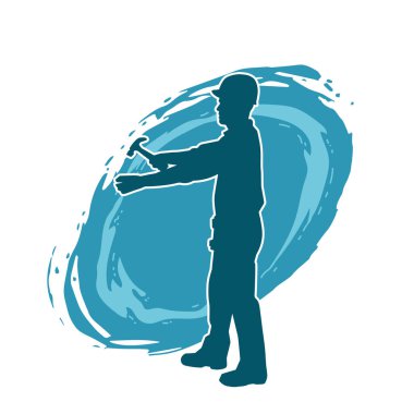 Çekiç aleti taşıyan bir işçinin silüeti. Hareket halindeki bir işçinin silueti çekiç aleti ile poz verir.