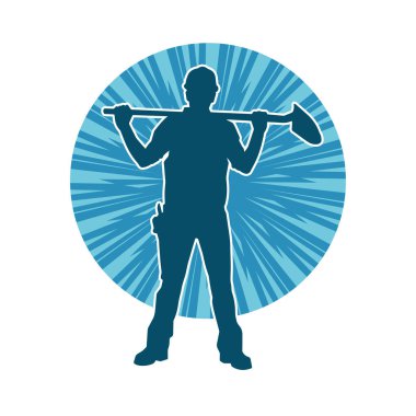 Kürek taşıyan bir işçinin silüeti. Bir işçinin hareket halindeki silueti kürek aracı kullanarak poz verir.