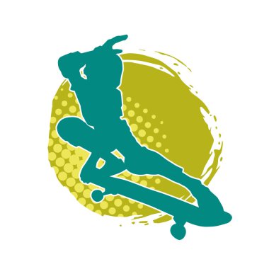 Hareket halindeki bir erkek silueti kaykay üzerinde poz veriyor. Kaykaylı bir şehir çocuğunun silueti..