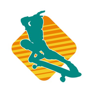 Hareket halindeki bir erkek silueti kaykay üzerinde poz veriyor. Kaykaylı bir şehir çocuğunun silueti..