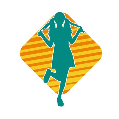 İnce bir kadın modelin silueti kadınsı pozlar veren günlük kıyafetler giyiyor..