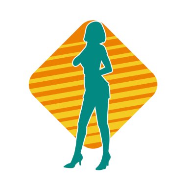 İnce bir kadın modelin silueti kadınsı pozlar veren günlük kıyafetler giyiyor..