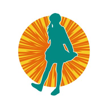 İnce bir kadın modelin silueti kadınsı pozlar veren günlük kıyafetler giyiyor..