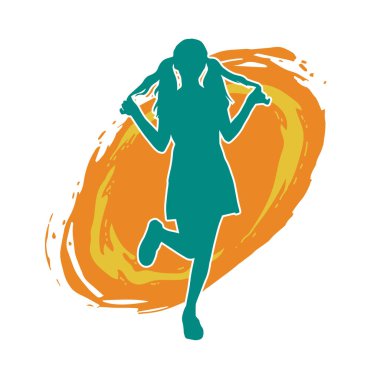 İnce bir kadın modelin silueti kadınsı pozlar veren günlük kıyafetler giyiyor..